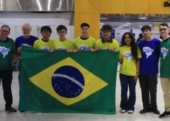 Cinco estudantes brasileiros do ensino médio representam o Brasil na 18ª Olimpíada Internacional de Astronomia e Astrofísica, em Mumbai, Índia. A competição vai até 21 de agosto e reúne jovens de 60 países.
