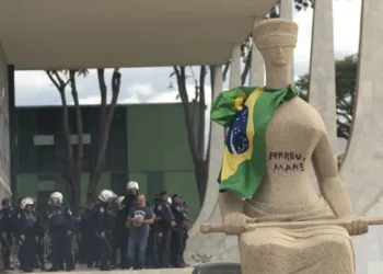 STF mantém condenação de 14 anos de prisão para Débora Rodrigues dos Santos, cabeleireira envolvida nos atos golpistas de 8 de janeiro e na depredação da estátua A Justiça.