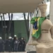 STF mantém condenação de 14 anos de prisão para Débora Rodrigues dos Santos, cabeleireira envolvida nos atos golpistas de 8 de janeiro e na depredação da estátua A Justiça.