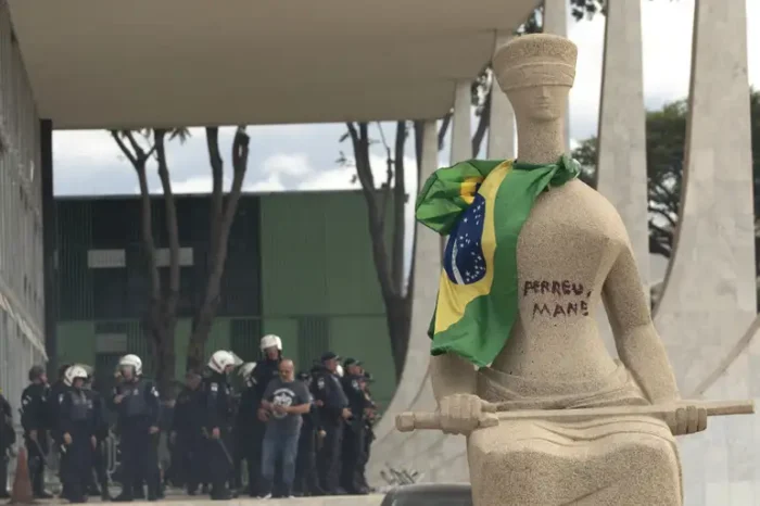STF mantém condenação de 14 anos de prisão para Débora Rodrigues dos Santos, cabeleireira envolvida nos atos golpistas de 8 de janeiro e na depredação da estátua A Justiça.