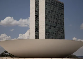 STF muda regra de distribuição das sobras eleitorais e leva à perda de mandato de sete deputados federais. Câmara convoca novos parlamentares. Veja quem saiu e quem assumirá os cargos.