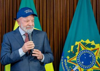 Durante reunião ministerial, Lula afirmou que o Brasil não aceitará ser tratado como subalterno pelos EUA após tarifaço de 50% e chamou Eduardo Bolsonaro de traidor por apoiar sanções contra o país.