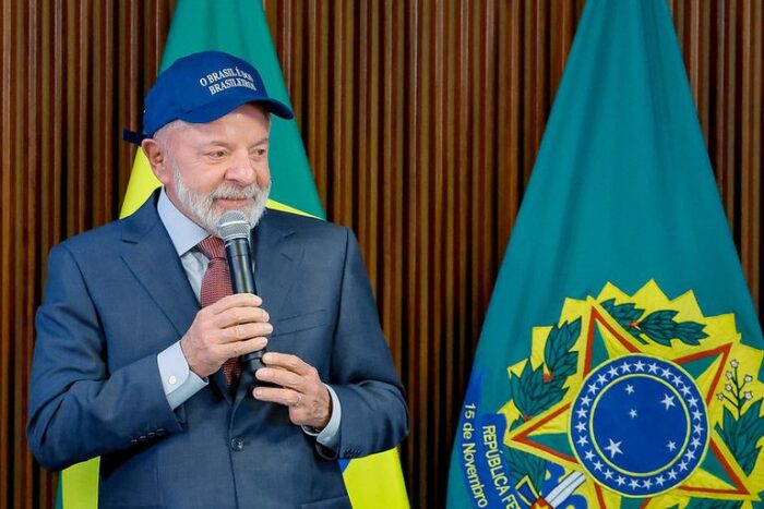 Durante reunião ministerial, Lula afirmou que o Brasil não aceitará ser tratado como subalterno pelos EUA após tarifaço de 50% e chamou Eduardo Bolsonaro de traidor por apoiar sanções contra o país.