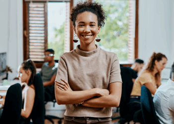 O Brasil alcançou 668.777 aprendizes ativos em junho de 2025, recorde histórico. Programa de Aprendizagem Profissional beneficia jovens de 14 a 24 anos, oferece formação técnica e oportunidade de entrada no mercado formal.