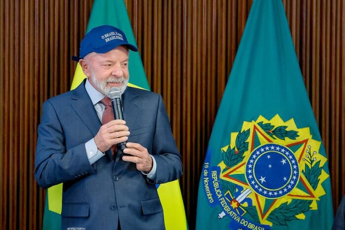 O presidente Lula cumpre agenda em Minas Gerais nesta sexta (29). Em Contagem, inaugura trecho viário e anuncia propostas do Novo PAC 2025 para mobilidade urbana. Em Montes Claros, inaugura o Acelen Agripark, centro de pesquisa em combustíveis sustentáveis.