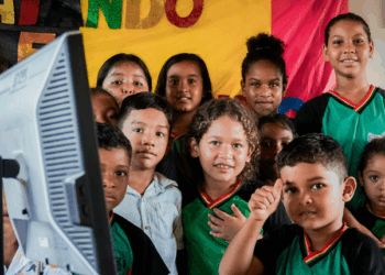 O programa Escolas Conectadas já atingiu 82,2 mil escolas públicas, oferecendo internet de qualidade. Governo Federal prevê atender 137,8 mil instituições até 2026, com investimento de R$ 8,8 bilhões.
