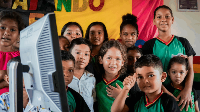 O programa Escolas Conectadas já atingiu 82,2 mil escolas públicas, oferecendo internet de qualidade. Governo Federal prevê atender 137,8 mil instituições até 2026, com investimento de R$ 8,8 bilhões.