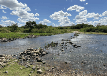 Águas da transposição do Rio São Francisco chegam ao Rio Grande do Norte pela primeira vez de forma regulamentada, beneficiando milhares de pessoas. Governo Lula investiu R$ 500 milhões na recuperação do Eixo Norte do PISF.