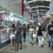 A prévia da inflação (IPCA-15) caiu 0,14% em agosto, após alta de 0,33% em julho, influenciada por queda na energia elétrica, alimentos e combustíveis. Inflação acumulada em 12 meses é de 4,95%.