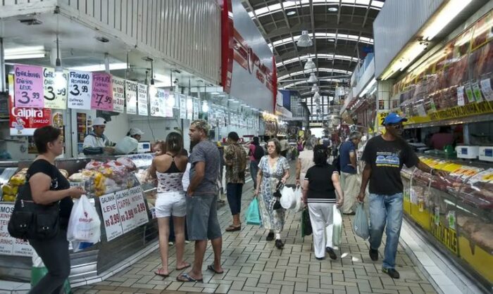 A prévia da inflação (IPCA-15) caiu 0,14% em agosto, após alta de 0,33% em julho, influenciada por queda na energia elétrica, alimentos e combustíveis. Inflação acumulada em 12 meses é de 4,95%.