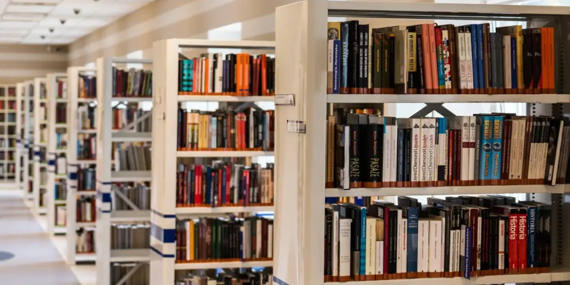 Pesquisa da Poiesis revela que mulheres jovens são maioria nas bibliotecas das Fábricas de Cultura em SP. Mangás, literatura negra, LGBTQIAPN+, indígena e clássicos como Dostoiévski e Shakespeare estão entre os mais lidos.