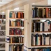 Pesquisa da Poiesis revela que mulheres jovens são maioria nas bibliotecas das Fábricas de Cultura em SP. Mangás, literatura negra, LGBTQIAPN+, indígena e clássicos como Dostoiévski e Shakespeare estão entre os mais lidos.