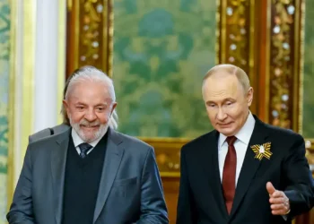 Vladimir Putin conversou por telefone com Luiz Inácio Lula da Silva e compartilhou informações sobre encontro com Donald Trump, reforçando o apoio do Brasil a esforços de paz na Ucrânia.