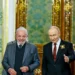 Vladimir Putin conversou por telefone com Luiz Inácio Lula da Silva e compartilhou informações sobre encontro com Donald Trump, reforçando o apoio do Brasil a esforços de paz na Ucrânia.
