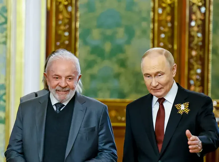 Vladimir Putin conversou por telefone com Luiz Inácio Lula da Silva e compartilhou informações sobre encontro com Donald Trump, reforçando o apoio do Brasil a esforços de paz na Ucrânia.