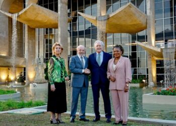 Escultura de granito branco de Roberto Burle Marx, da década de 1980, é inaugurada no Palácio da Justiça, completando o projeto arquitetônico de Oscar Niemeyer em Brasília.