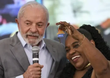 Lula cobra respostas do governo e do Banco Central sobre alternativas de financiamento habitacional para a classe média. Presidente quer redirecionamento da poupança para o Minha Casa, Minha Vida.