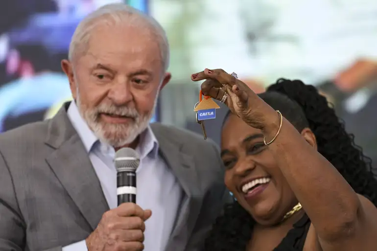 Lula cobra respostas do governo e do Banco Central sobre alternativas de financiamento habitacional para a classe média. Presidente quer redirecionamento da poupança para o Minha Casa, Minha Vida.