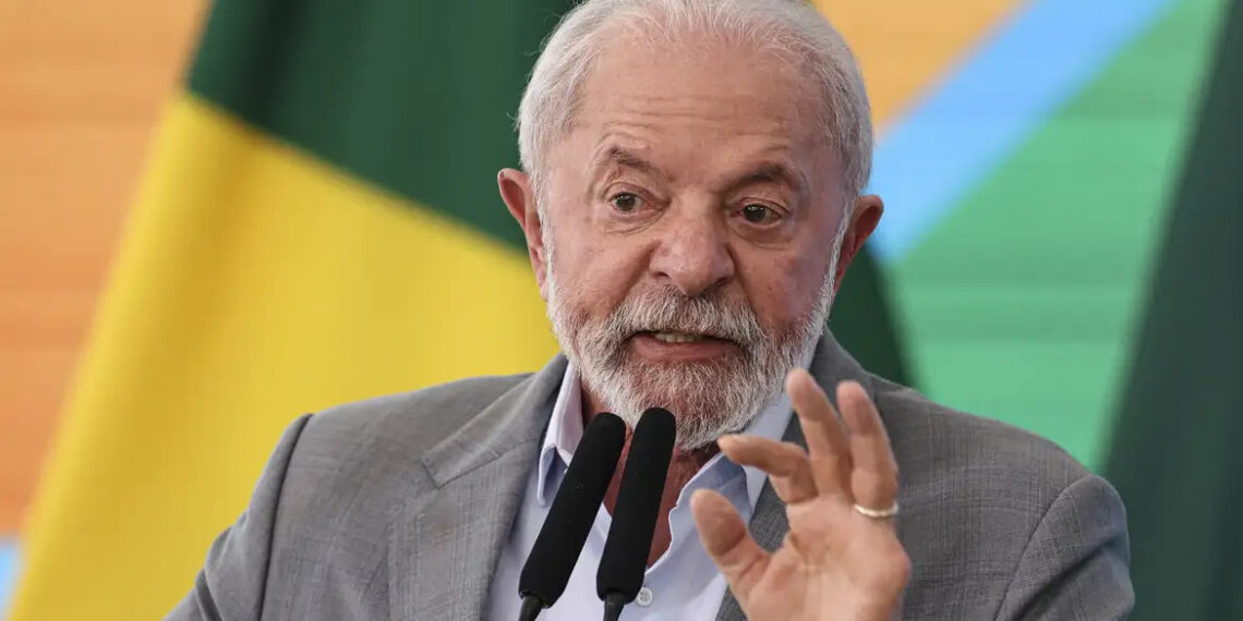 Lula anuncia articulação com Brics contra tarifas dos EUA, critica interferência de Trump na soberania brasileira e acusa Bolsonaro de traição à pátria por prejudicar a economia do país.