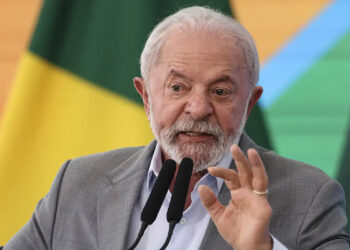 Lula anuncia articulação com Brics contra tarifas dos EUA, critica interferência de Trump na soberania brasileira e acusa Bolsonaro de traição à pátria por prejudicar a economia do país.
