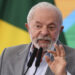 Lula anuncia articulação com Brics contra tarifas dos EUA, critica interferência de Trump na soberania brasileira e acusa Bolsonaro de traição à pátria por prejudicar a economia do país.
