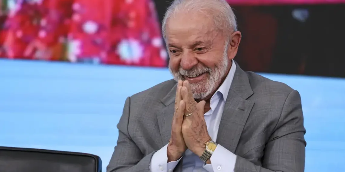 Após tarifaço dos EUA sobre 36% das exportações brasileiras, Lula defende criação de moeda alternativa ao dólar e reafirma independência econômica do Brasil. Trump indica possibilidade de diálogo.
