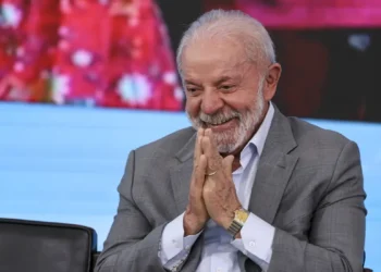 Após tarifaço dos EUA sobre 36% das exportações brasileiras, Lula defende criação de moeda alternativa ao dólar e reafirma independência econômica do Brasil. Trump indica possibilidade de diálogo.