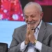 Após tarifaço dos EUA sobre 36% das exportações brasileiras, Lula defende criação de moeda alternativa ao dólar e reafirma independência econômica do Brasil. Trump indica possibilidade de diálogo.