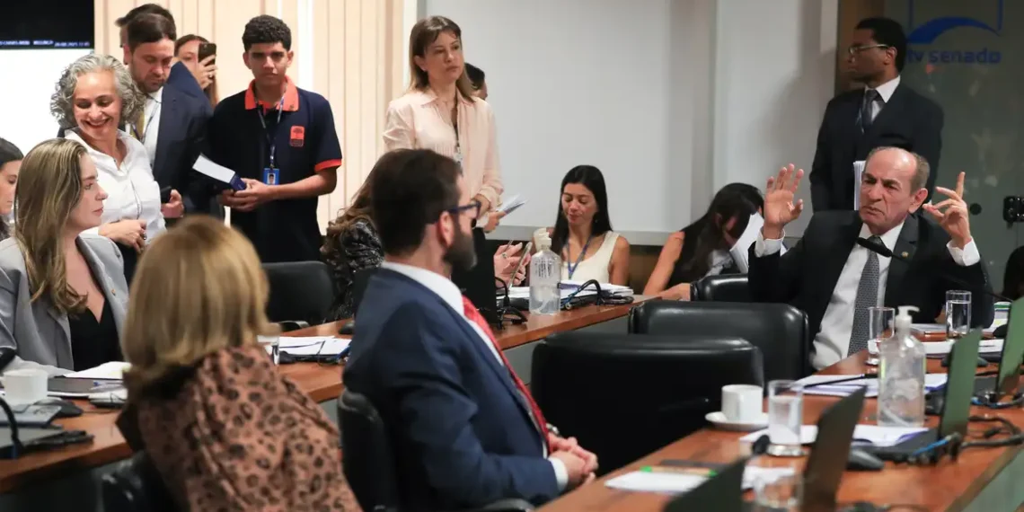 CCJ do Senado aprova novo Código Eleitoral com quase 900 artigos. Texto mantém cota de 30% para candidaturas femininas, inclui voto impresso, altera regras sobre fake news e financiamento de campanhas.