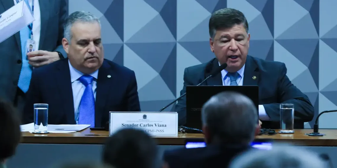A oposição conquistou presidência e relatoria da CPMI que apura descontos ilegais em aposentadorias do INSS. Esquema fraudulento afetou 3,2 milhões de beneficiários entre 2020 e 2025.