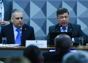 A oposição conquistou presidência e relatoria da CPMI que apura descontos ilegais em aposentadorias do INSS. Esquema fraudulento afetou 3,2 milhões de beneficiários entre 2020 e 2025.