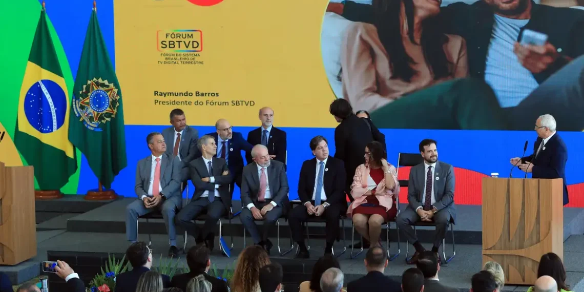 Lula assina decreto que cria a TV 3.0 no Brasil. Tecnologia estreia em 2026, integrando internet e TV aberta, com estreia prevista para a Copa do Mundo.