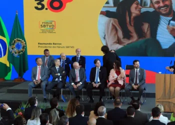 Lula assina decreto que cria a TV 3.0 no Brasil. Tecnologia estreia em 2026, integrando internet e TV aberta, com estreia prevista para a Copa do Mundo.