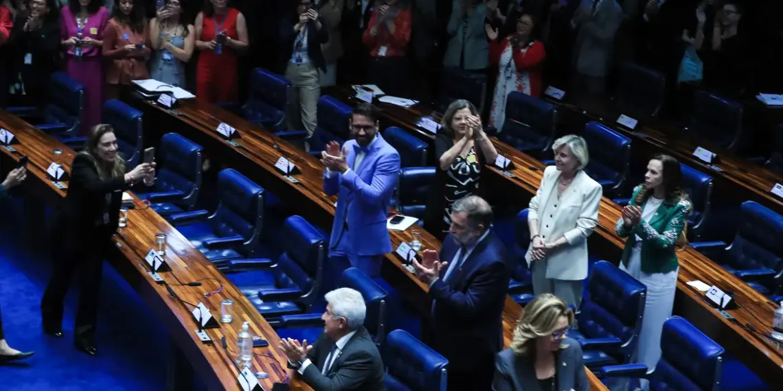 Senado aprova o PL 2628/2022, que protege crianças e adolescentes na internet. Proposta prevê fiscalização, regras para redes sociais e punições de até R$ 50 milhões para plataformas que descumprirem a lei.