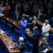 Senado aprova o PL 2628/2022, que protege crianças e adolescentes na internet. Proposta prevê fiscalização, regras para redes sociais e punições de até R$ 50 milhões para plataformas que descumprirem a lei.