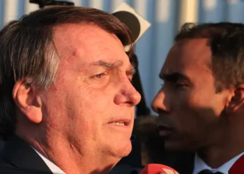 O ministro Alexandre de Moraes autorizou que Jair Bolsonaro receba visitas médicas durante sua prisão domiciliar em Brasília. Ex-presidente é investigado por suposto apoio financeiro à estadia do filho nos EUA.