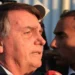 O ministro Alexandre de Moraes autorizou que Jair Bolsonaro receba visitas médicas durante sua prisão domiciliar em Brasília. Ex-presidente é investigado por suposto apoio financeiro à estadia do filho nos EUA.