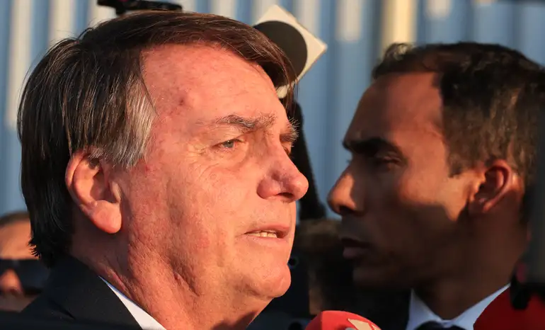 O ministro Alexandre de Moraes autorizou que Jair Bolsonaro receba visitas médicas durante sua prisão domiciliar em Brasília. Ex-presidente é investigado por suposto apoio financeiro à estadia do filho nos EUA.