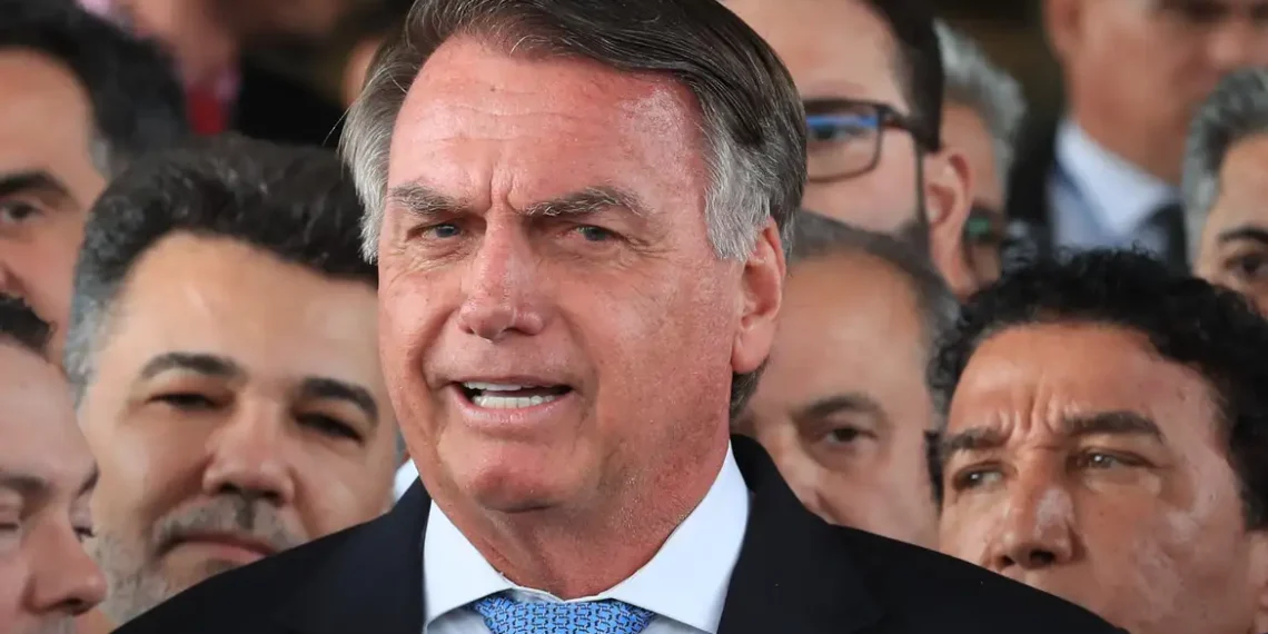 A defesa de Jair Bolsonaro negou ao STF que o ex-presidente tenha solicitado asilo político a Javier Milei. Advogados pedem a revogação da prisão domiciliar e acusam a Polícia Federal de Lawfare.