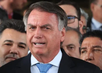 A defesa de Jair Bolsonaro negou ao STF que o ex-presidente tenha solicitado asilo político a Javier Milei. Advogados pedem a revogação da prisão domiciliar e acusam a Polícia Federal de Lawfare.