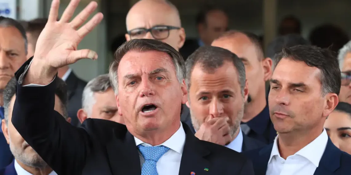 Defesa de Bolsonaro contesta decisão de Moraes sobre prisão domiciliar e nega violação de medida cautelar. Julgamento está previsto para setembro.