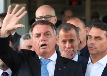 Defesa de Bolsonaro contesta decisão de Moraes sobre prisão domiciliar e nega violação de medida cautelar. Julgamento está previsto para setembro.
