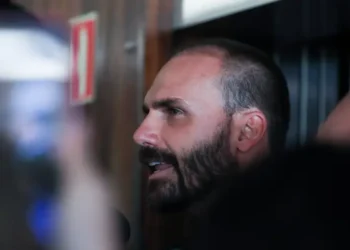 Presidente da Câmara, Hugo Motta, envia ao Conselho de Ética 20 representações contra 11 deputados por quebra de decoro, incluindo quatro pedidos de cassação de Eduardo Bolsonaro.