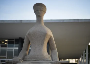 STF condena homem a 17 anos de prisão por participação nos atos golpistas de 8 de janeiro. Réu também pagará multa milionária pelos danos causados.