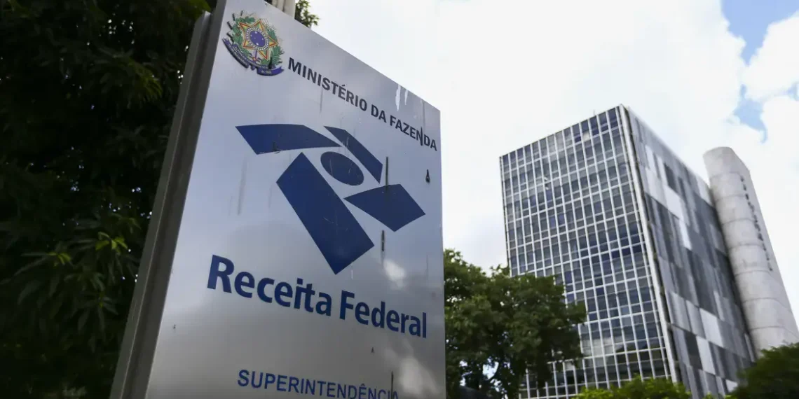 Receita Federal retoma obrigatoriedade da declaração e-Financeira para fintechs. Medida busca aumentar a transparência, reforçar fiscalização e combater o uso dessas plataformas em esquemas de lavagem de dinheiro.