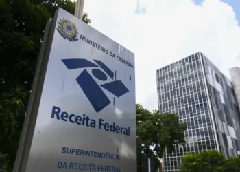 Receita Federal retoma obrigatoriedade da declaração e-Financeira para fintechs. Medida busca aumentar a transparência, reforçar fiscalização e combater o uso dessas plataformas em esquemas de lavagem de dinheiro.