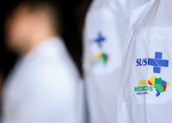 Apesar de críticas dos EUA, o Mais Médicos mantém aprovação de 95% dos usuários e leva atendimento a áreas remotas do Brasil, com participação de médicos cubanos desde 2013.