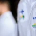 Apesar de críticas dos EUA, o Mais Médicos mantém aprovação de 95% dos usuários e leva atendimento a áreas remotas do Brasil, com participação de médicos cubanos desde 2013.