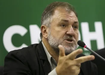 Relatório aponta 55 assassinatos e 486 casos de violência contra defensores de direitos humanos no Brasil entre 2023 e 2024, com 87% dos crimes relacionados à defesa ambiental e territorial.