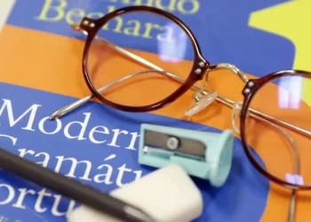 Desde 2017, quase 3 mil denúncias foram registradas no Brasil sobre atendimentos oftalmológicos irregulares, incluindo exames e prescrição de lentes por não médicos. O CBO alerta para os riscos à saúde ocular e reforça a importância de consultas com especialistas qualificados.